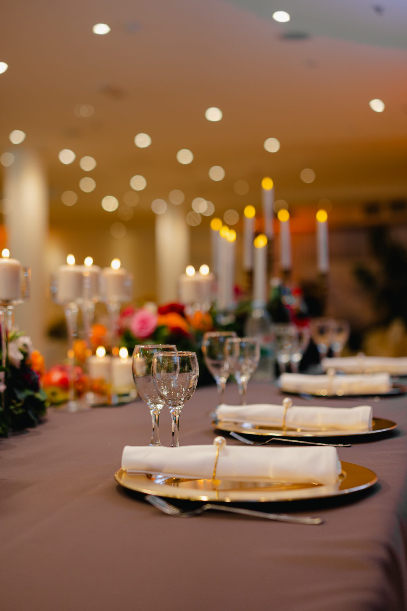 Pogled sa mladenačkog stola na salu