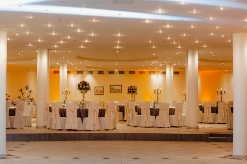 Fotografija sale za svadbe JoLame sa serviranim stolovima