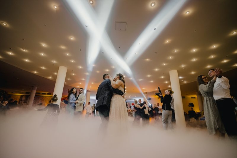 Prvi ples u sali za vjenčanje JoLame pod lampicama koje izgledaju kao zvijezdano nebo